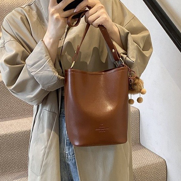 High-end retro small bag for women 2024 new autumn and winter versatile crossbody bag super popular one-shoulder armpit bucket bag