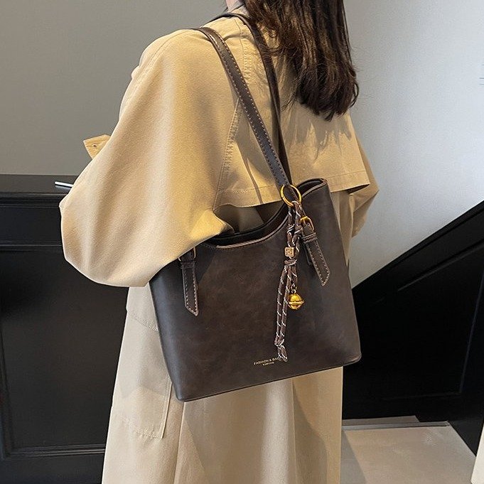 Bucket bag, large-capacity shoulder bag, trendy and stylish commuter bag, high-end tote bag, daily outing bag for women