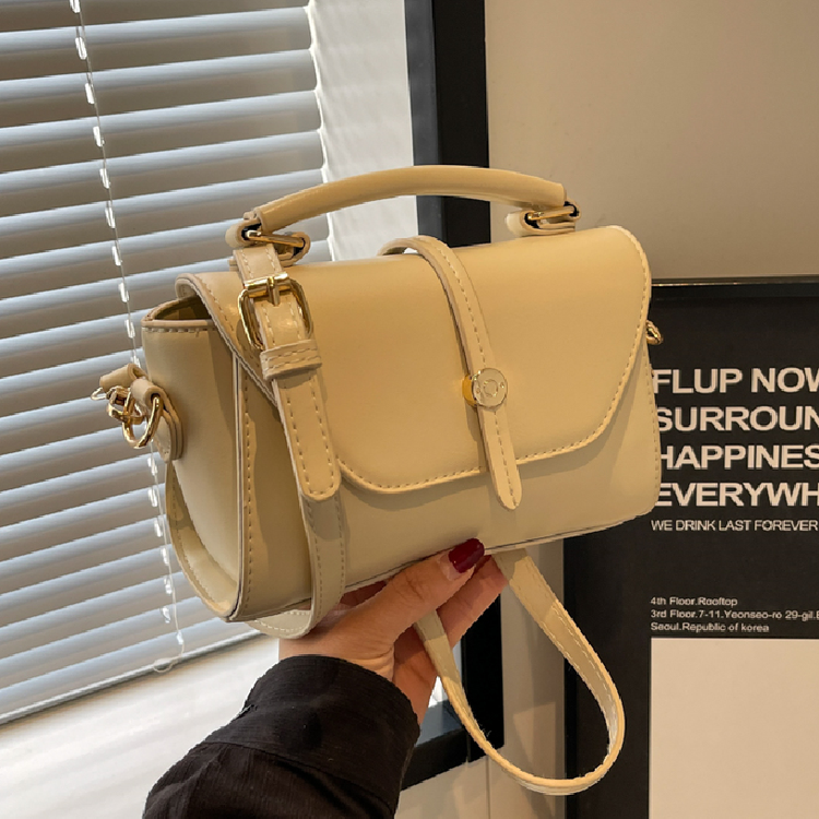High-end fashion handbags for women 2024 new versatile retro small square bag niche design single shoulder armpit bag