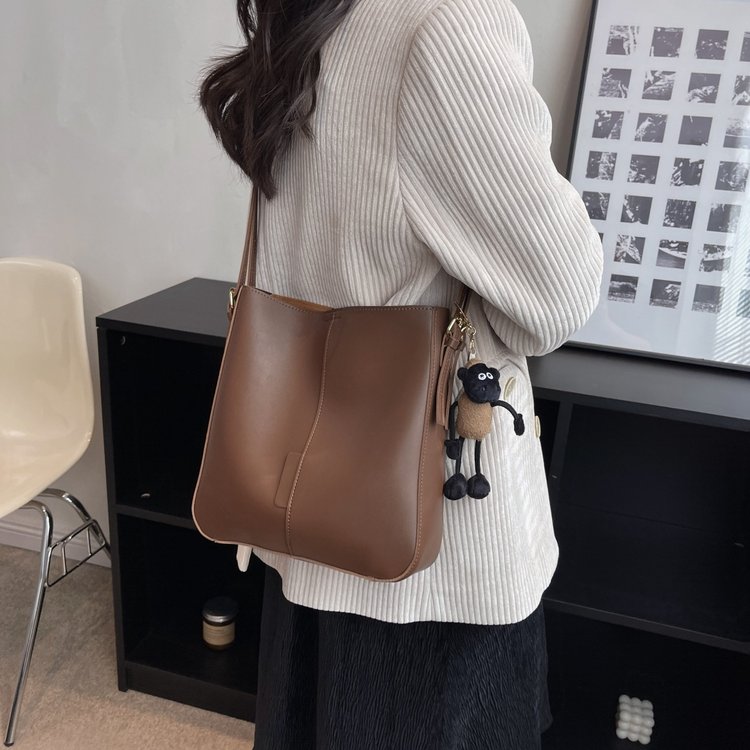 New style bags for women, new trendy large-capacity crossbody bag, small soft leather, fashionable and versatile shoulder bucket bag