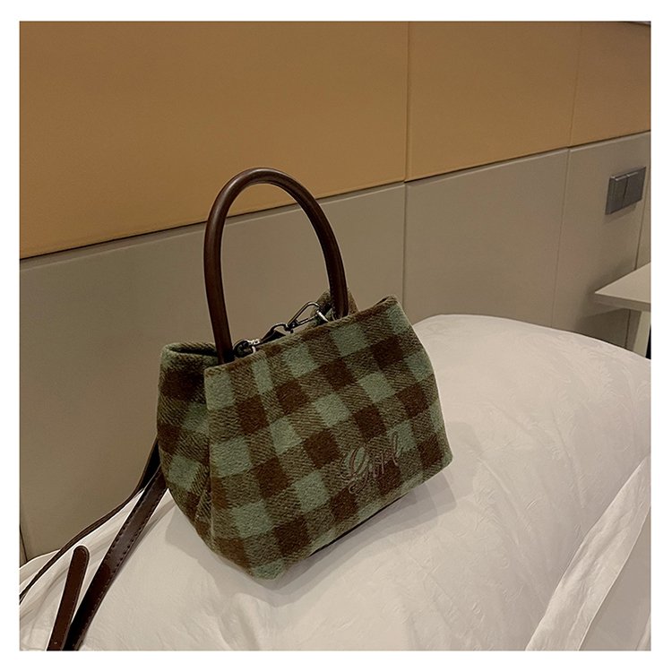 Korean version of contrasting plaid handheld small bag for women new autumn and winter retro fashion bucket bag shoulder bag