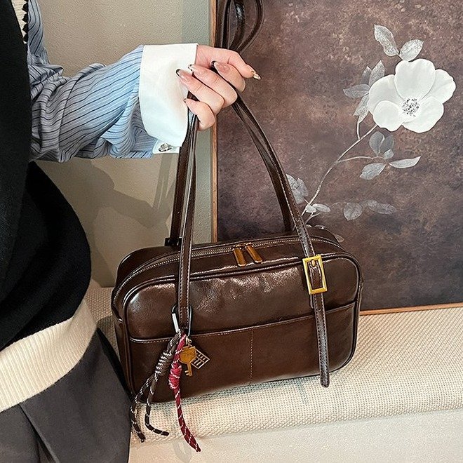 Retro bowling bag women's new autumn and winter versatile portable shoulder bag this year's popular versatile women's pillow bag