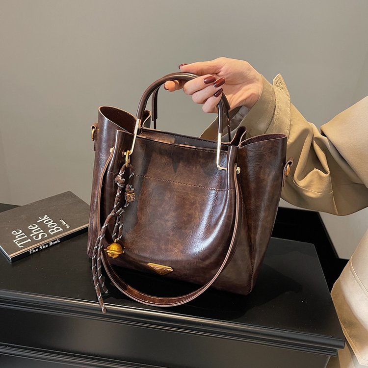 Autumn and winter new large-capacity handbags for women 2024 retro single shoulder armpit bag retro commuter crossbody bucket bag