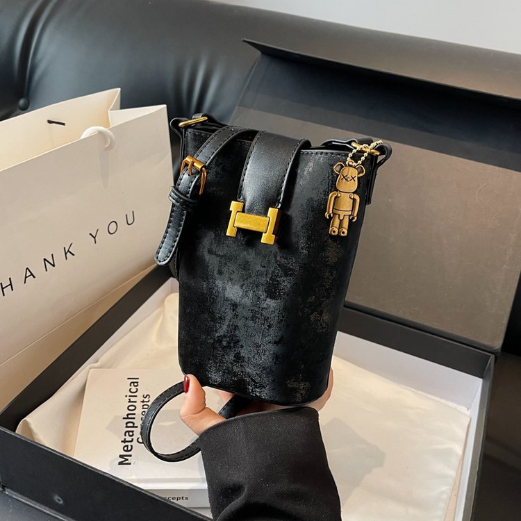 This year's popular bucket bag for women 2024 new trendy mini versatile fashionable single shoulder crossbody bag mobile phone bag