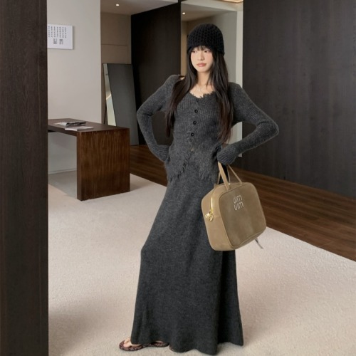 Tea style lazy tone soft waxy raw edge design v-neck knitted cardigan➕skirt