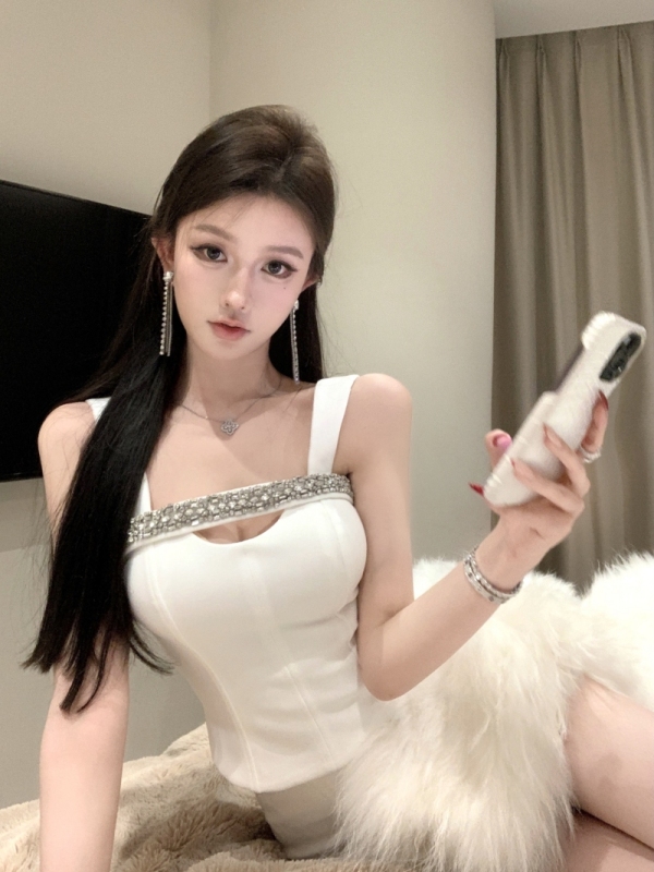 Heavy design, sparkling diamond base suspenders, slim fit, small fragrant hollow inner sleeveless top