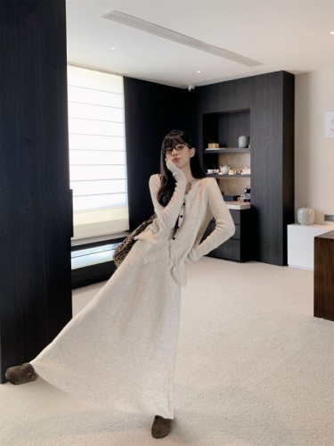 Tea style lazy tone soft waxy raw edge design v-neck knitted cardigan➕skirt