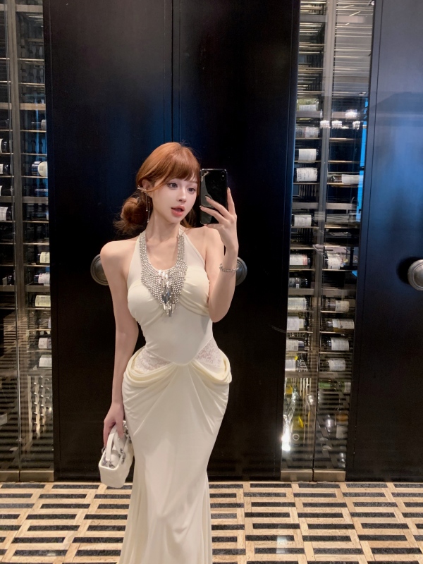 The Goddess of Beauty has arrived, large breasts, fine pleated lace, heavy beading stitching, halterneck dress, long skirt