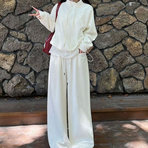 Lazy style casual suit with high waist, slimming and wide leg design, relaxed feeling sweatshirt combination suit