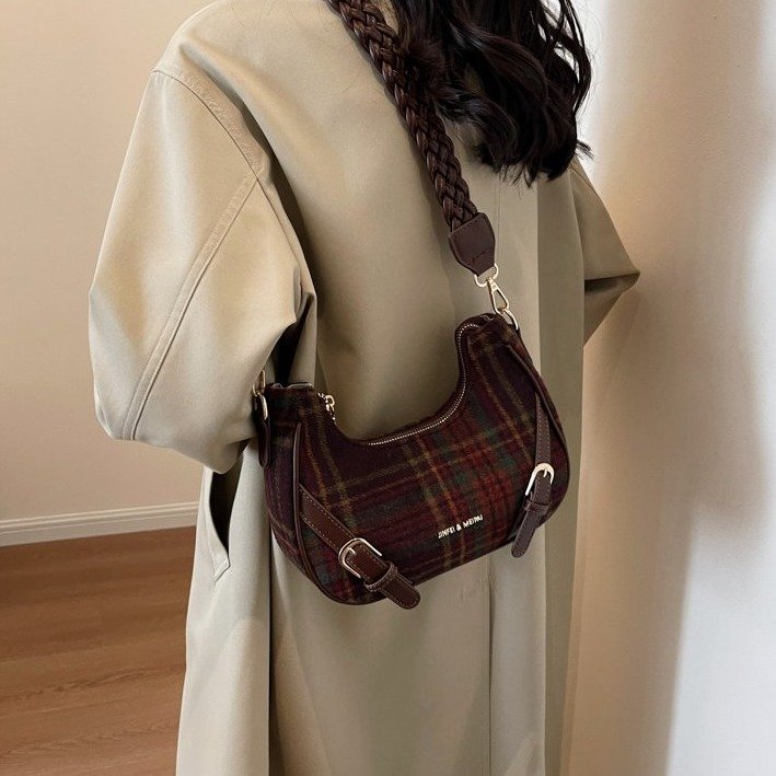 Commuting texture retro shoulder bag women's autumn and winter new versatile armpit bag temperament casual bag fashion