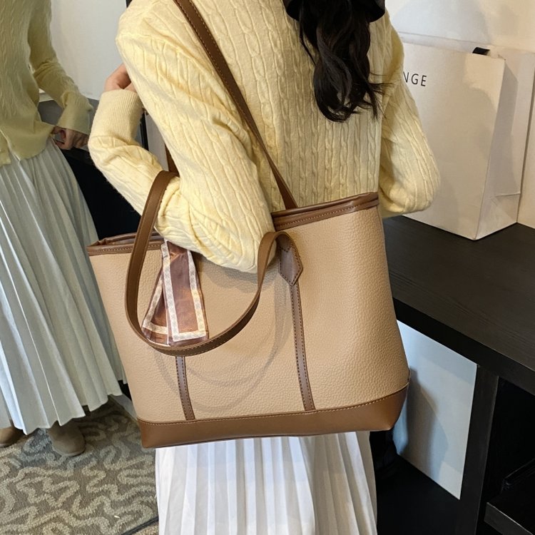 Large-capacity single-shoulder commuting armpit large bag for women 2024 new cross-border lychee pattern contrast stitching tote bag
