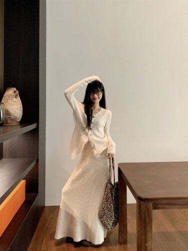 Tea style lazy tone soft waxy raw edge design v-neck knitted cardigan➕skirt