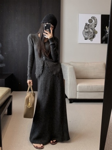 Tea style lazy tone soft waxy raw edge design v-neck knitted cardigan➕skirt