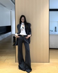 The heroine's gray style shoulder-padded suit, trousers and wide-leg suit