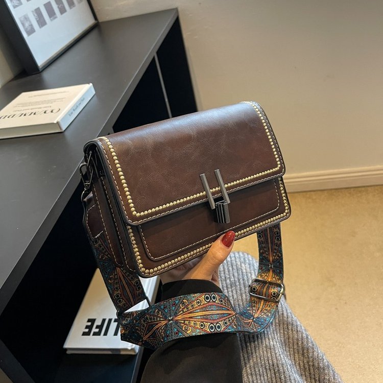 This year's popular small bags, women's bags, new autumn and winter retro single shoulder crossbody bags, niche high-end small square bags