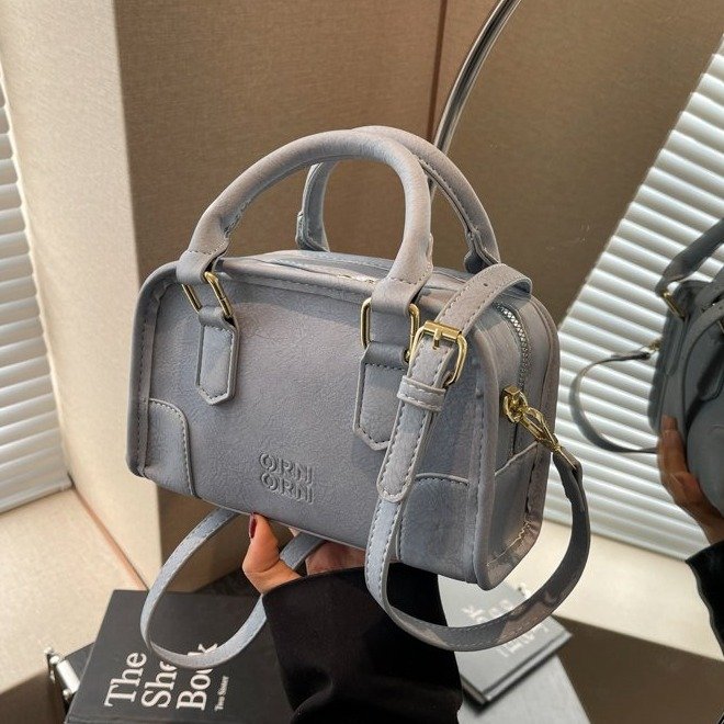 Wholesale this year's popular bags for women 2024 new high-end texture handbags retro crossbody commuter Boston bag
