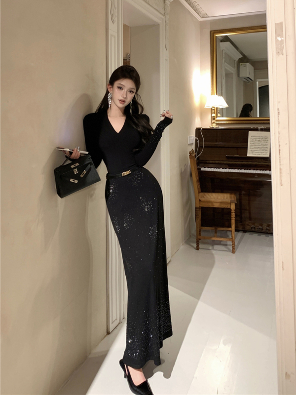 Retro sexy black hot diamond slim fit V-neck top T-shirt for women + hip-hugging temperament fishtail skirt