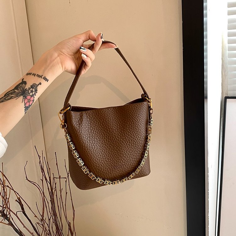 Autumn soft leather handbag large capacity bucket chain bag 2024 new style simple commuter shoulder soft crossbody bag