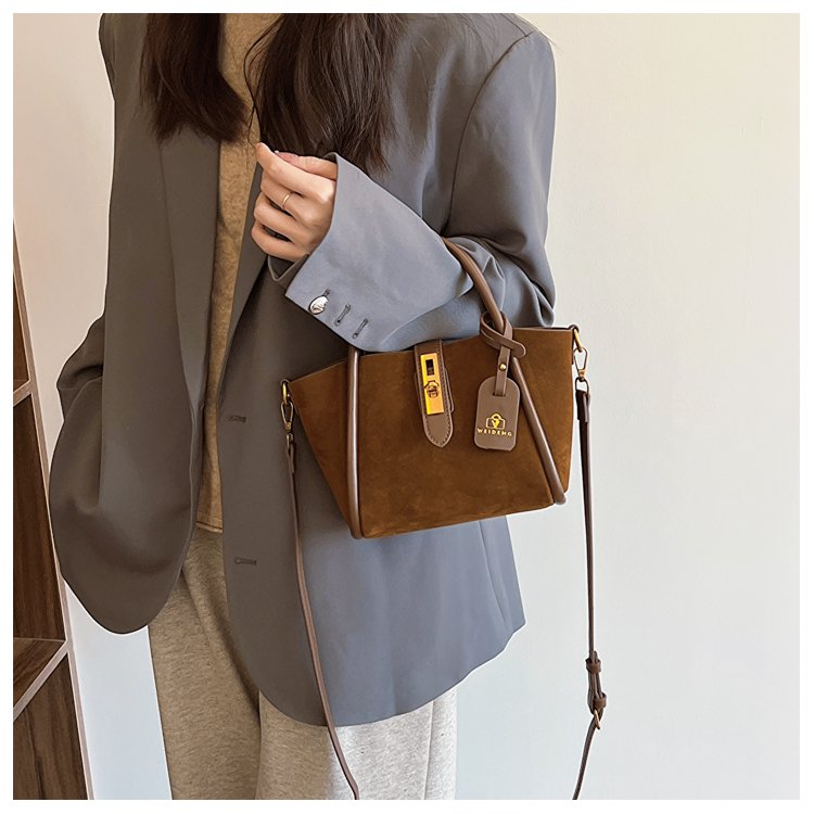 2024 new Korean trend niche portable vegetable basket bag for women autumn and winter fashion retro bucket bag high-end messenger bag