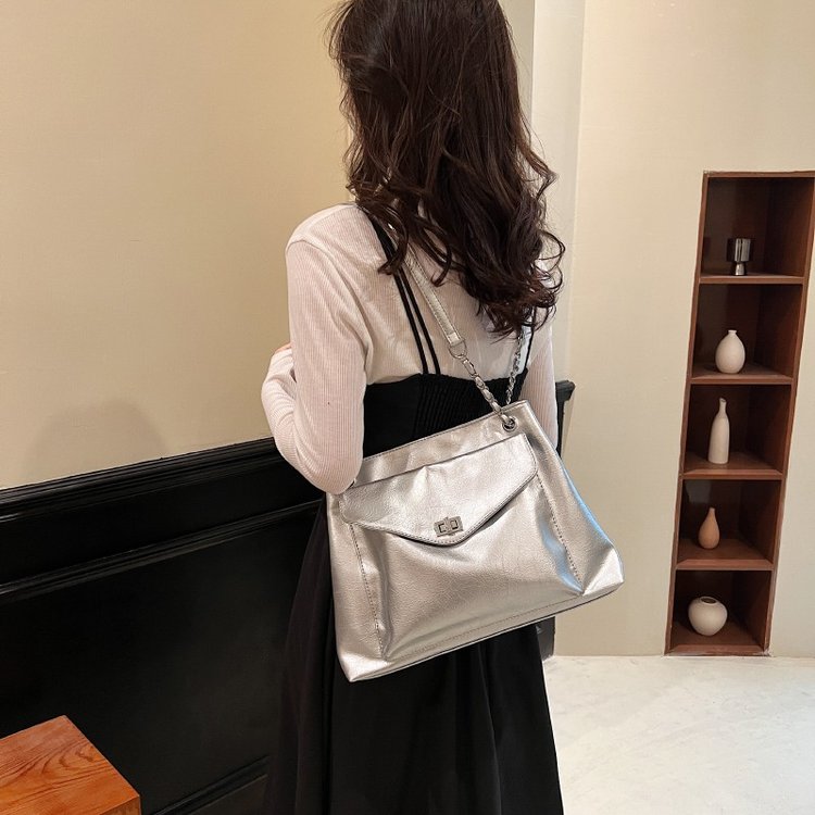 Large-capacity bag for women in summer, versatile 2024 new shoulder bag, high-quality texture, popular class commuting tote bag