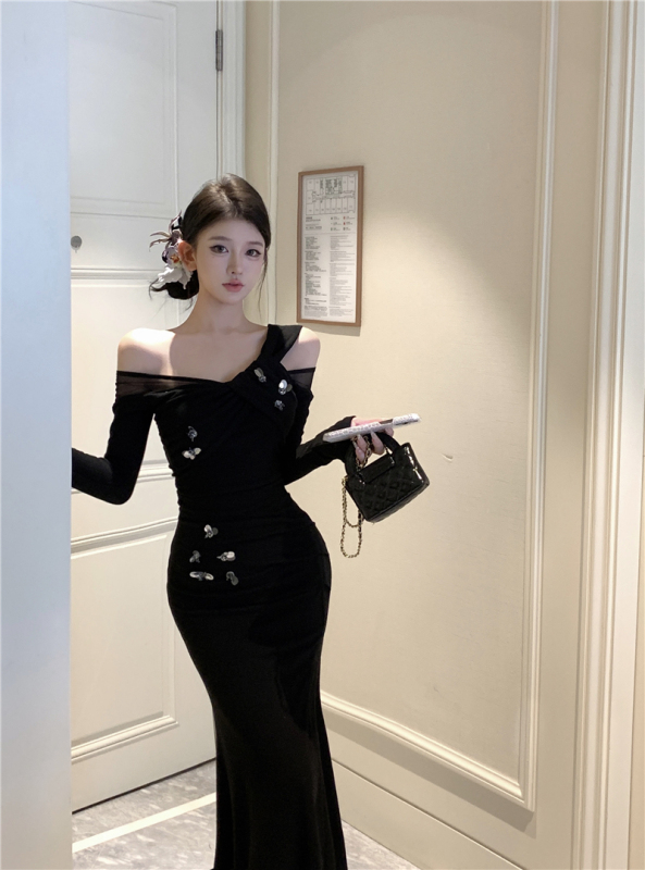 Long-sleeved knitted dress for women, autumn and winter irregular little black dress, one-shoulder slit French long dress