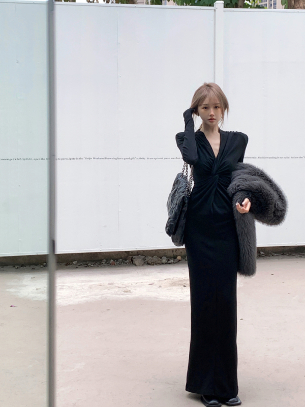 Artemis, the Goddess of Love, is a beautiful, dreamy, slim and elegant long dress that can be worn inside or outside.