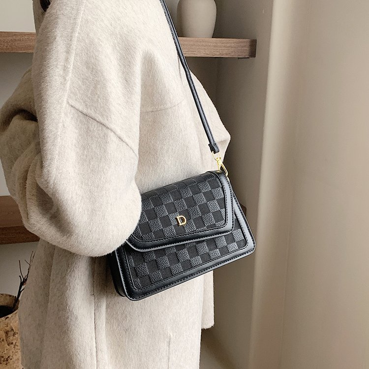 High-end niche fashion bag for women 2024 new retro indentation small square bag contrasting rhombus single shoulder crossbody bag