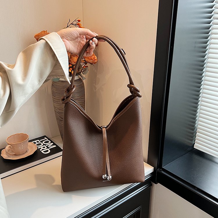 2024 New Underarm Bag Women's Large Capacity Portable Fashion Retro Shoulder Bag Niche Simple Commuting Tote Bag