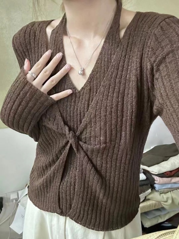 V-neck wool sweater fake two-piece short slim sweater versatile new early autumn solid color long sleeve personalized design