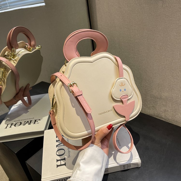 This year's popular small bags for women in autumn and winter are versatile, new trendy textured single shoulder crossbody bags, popular small handbags