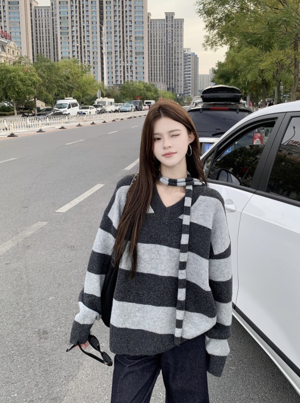 Gentle contrast striped long-sleeved thickened sweater with a lazy style and loose V-neck sweater top