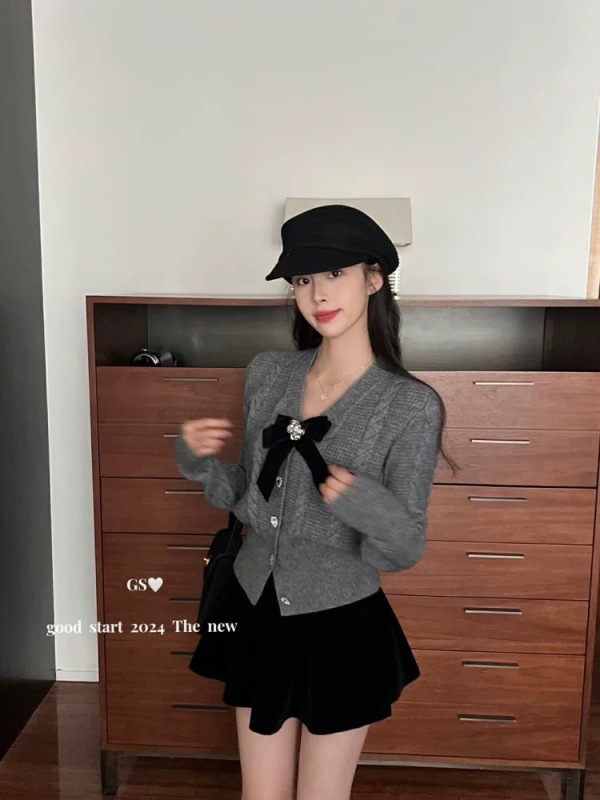 Xiaoxiangfeng V-neck short wool sweater autumn and winter regular solid color bow knitted fabric top