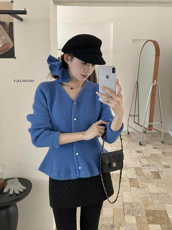 Xiaoxiangfeng V-neck waisted fishtail versatile wool sweater for autumn and winter thickened solid color sweater with hair tie