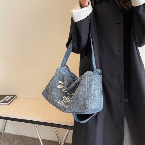 Women's new style large-capacity shoulder bag, fashionable embroidered letter denim wide shoulder strap crossbody bag trendy