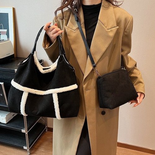 European and American retro popular bags for women in autumn and winter new deerskin velvet large-capacity fashionable one-shoulder armpit handbag