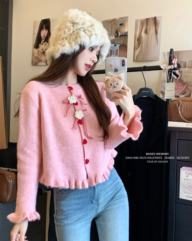 Wear a sweet and waxy top with a bow knitted cardigan and sweater jacket with fungus edges