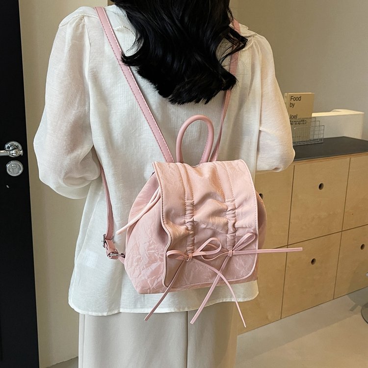 New Fashionable and Versatile Girls Bag 2024 Solid Color Large Capacity Western Style Wrinkled Commuting Flip Backpack
