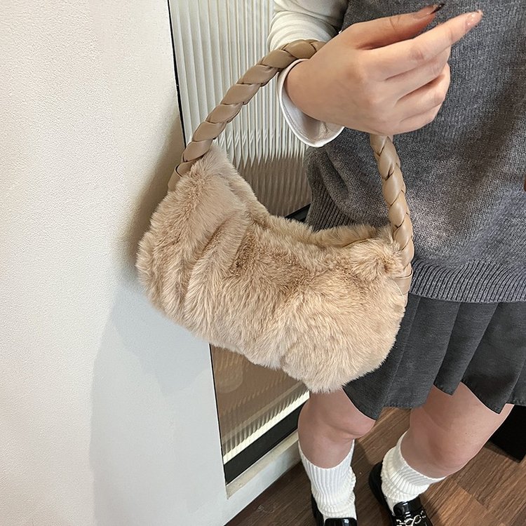 New fall and winter braided underarm plush bag, cute, simple, niche design, high-end, large capacity, versatile for women