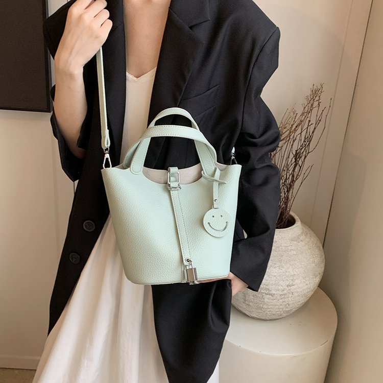 High-end hand-held small bag women's bag 2024 new high-looking and stylish cross-body bag fashionable commuter cylindrical bag