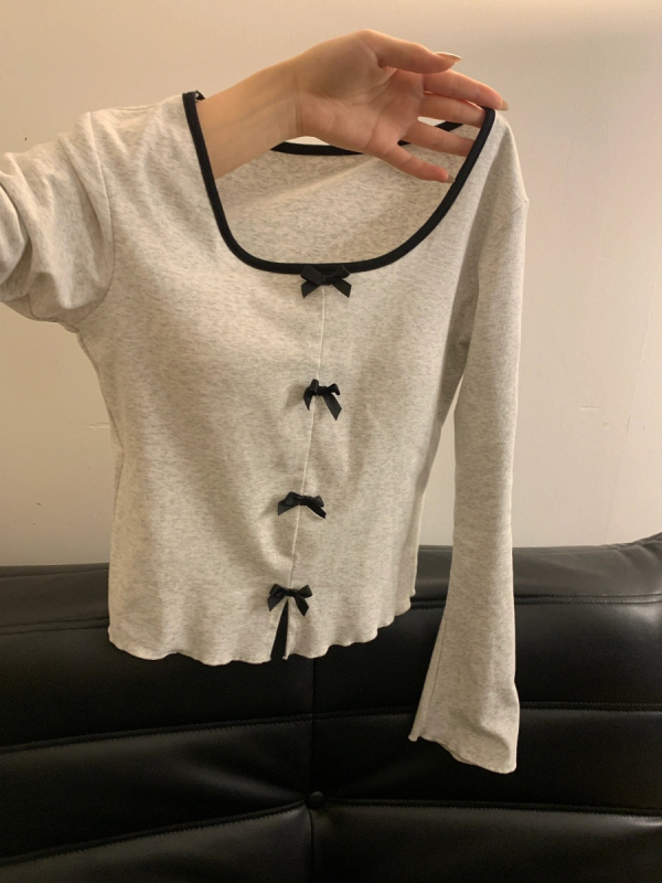 Design niche long-sleeved T-shirt women's new style butterfly bottoming shirt square neck short top with chest pad