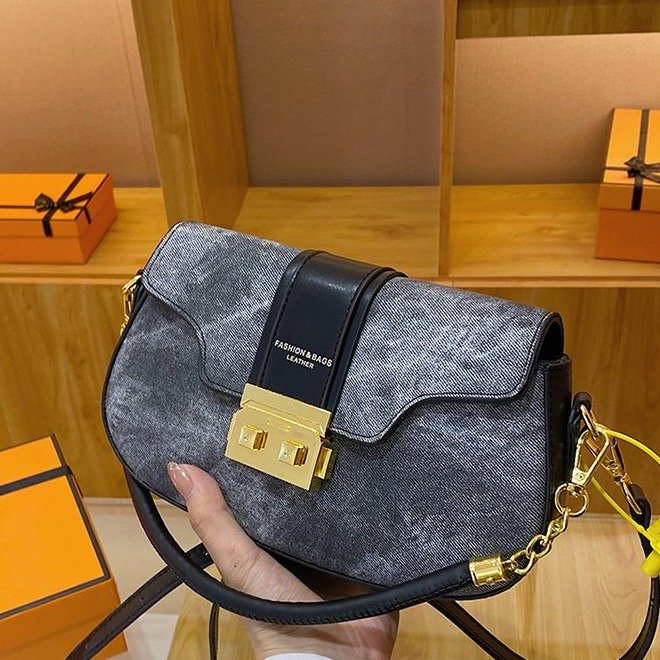 Niche design bag women's bag summer new fashion trendy texture crossbody bag single shoulder armpit small square bag