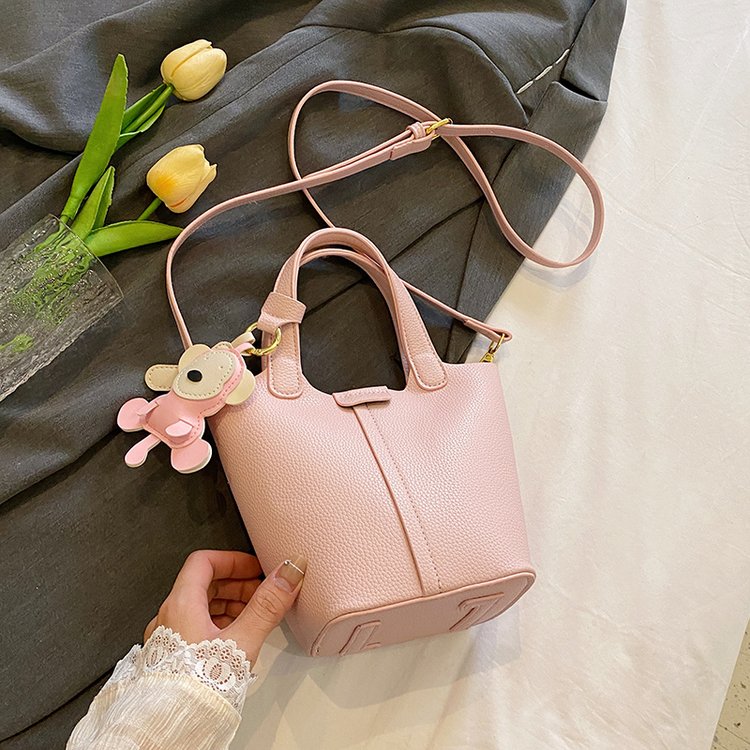 Cross-border 2024 summer new shoulder bag, fashionable and simple outing crossbody bag, large capacity textured portable bucket bag