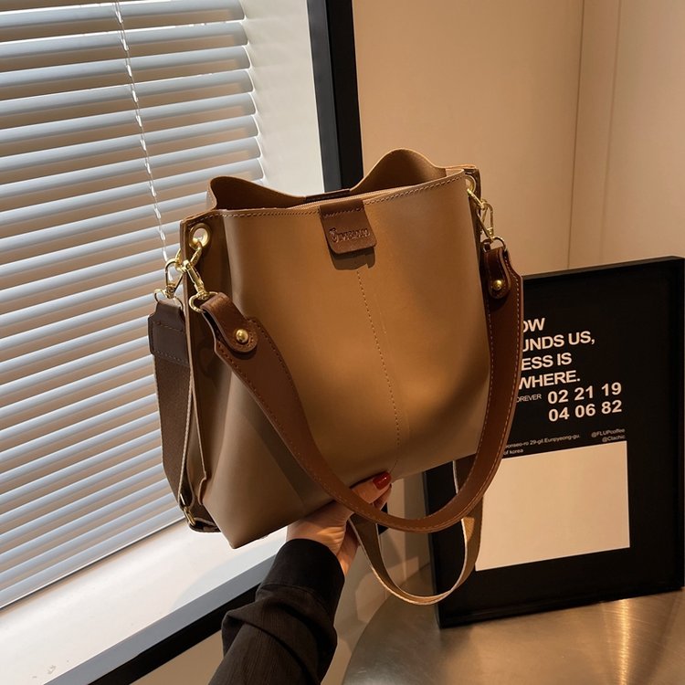 Large-capacity bucket bag for women 2024 new fashionable autumn and winter wideband crossbody bag popular single shoulder portable tote bag