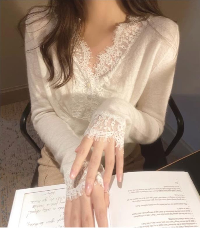 White v-neck lace knitted sweater for women in spring, high-end, chic, unique and beautiful sweater base layer