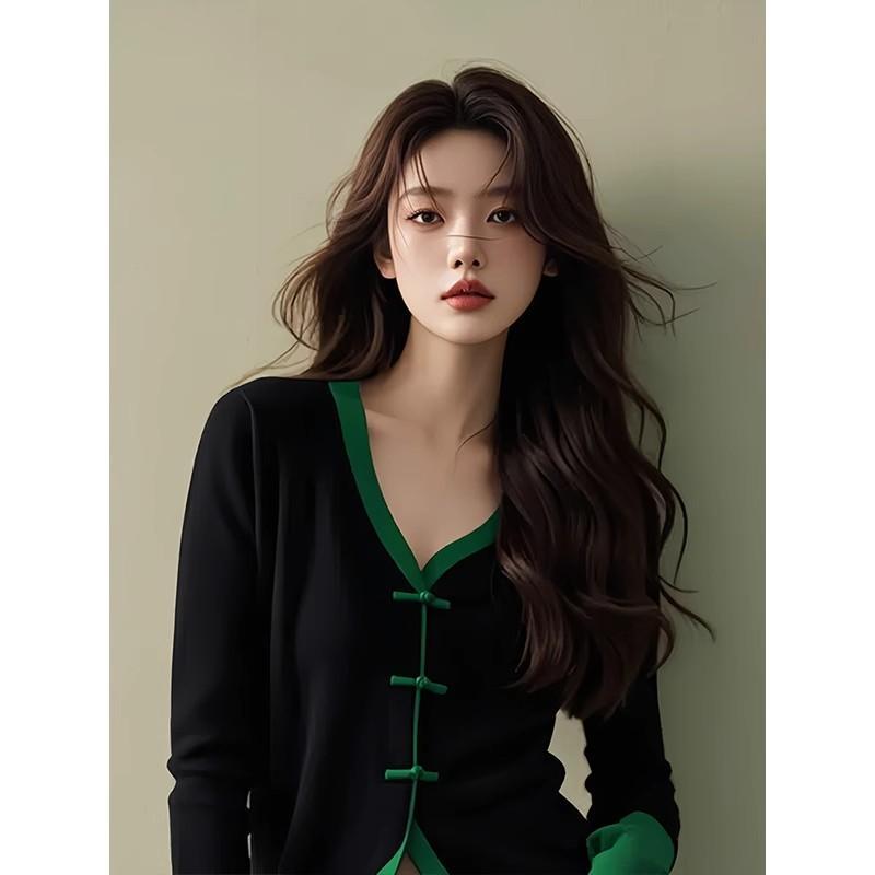 Autumn and winter new Chinese style buckle v-neck knitted bottoming shirt for women, unique and chic black and green stitching long-sleeved top
