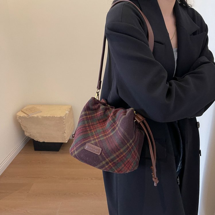 Wholesale popular woolen plaid small bag for women 2024 new versatile drawstring bucket bag autumn and winter retro crossbody bag