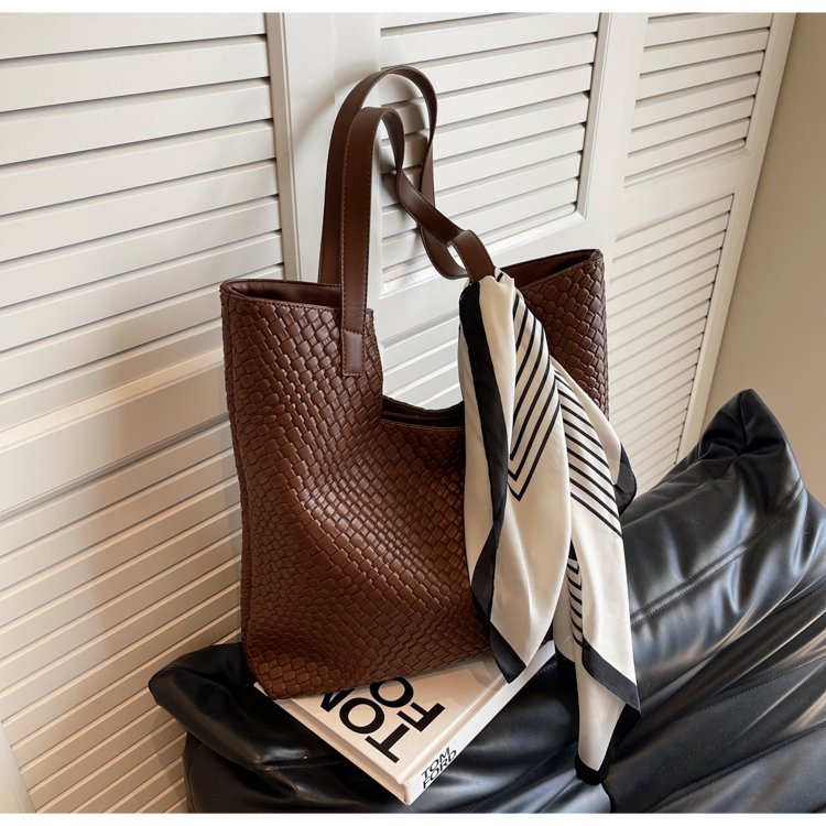 Large-capacity commuter tote bag women's new high-end fashion shoulder bag autumn and winter trendy versatile bucket bag