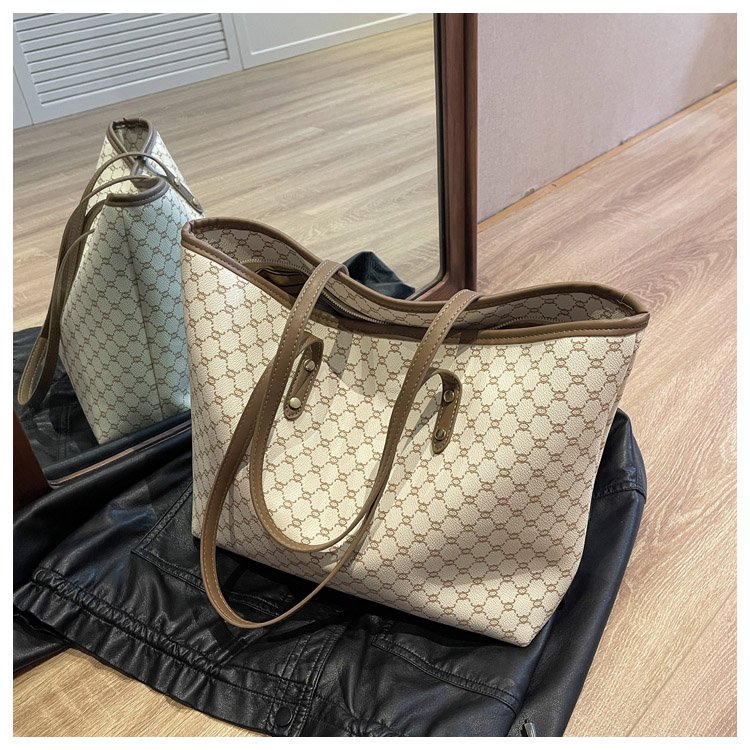 Simple and fashionable large-capacity bag for women winter new trendy tote bag commuting large-capacity portable shoulder bag