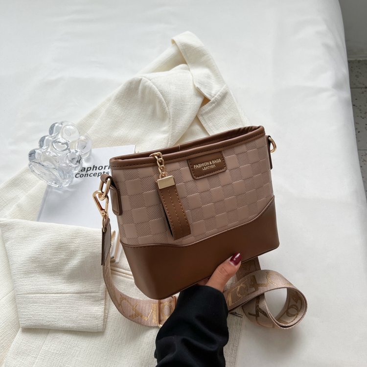 A novel and versatile rhombus chain bag with large capacity, high-quality texture, wide shoulder strap design, crossbody bag