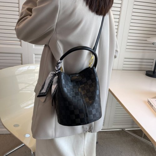 Niche design commuter handbag women's spring and summer 2024 new trendy versatile crossbody bucket bag